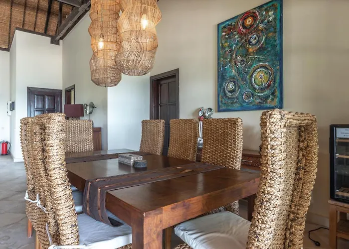 Sali: Luxury With Staff!