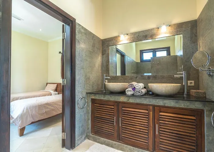 Sali: Luxury With Staff!